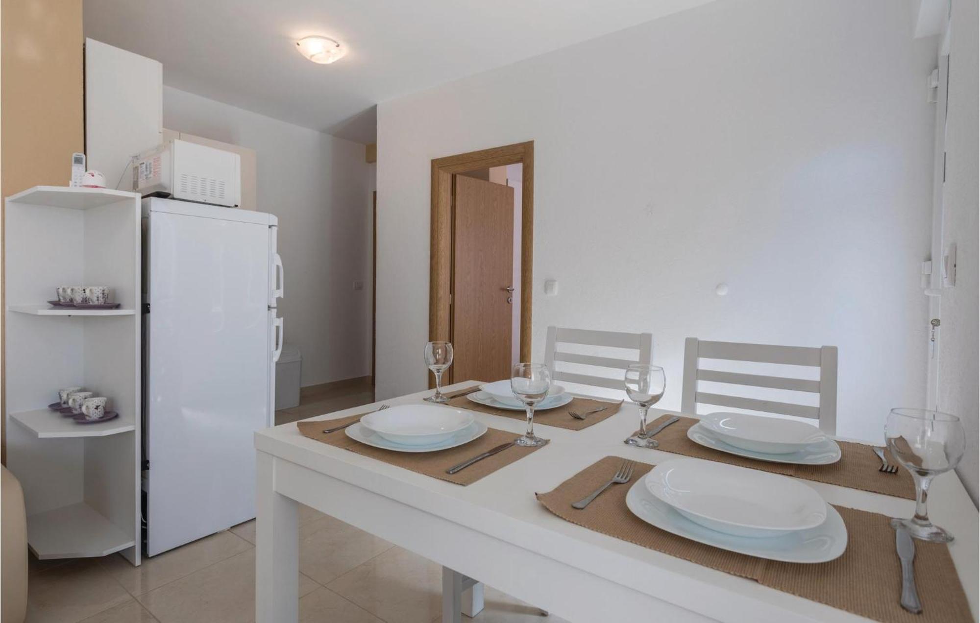 1 Bedroom Lovely Apartment In Komarna Klek Dış mekan fotoğraf