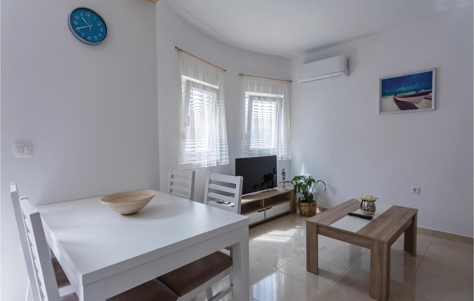 1 Bedroom Lovely Apartment In Komarna Klek Dış mekan fotoğraf